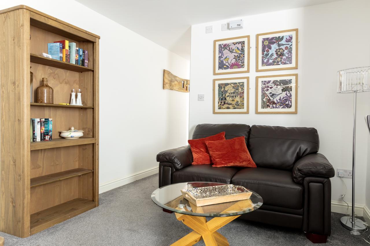 River Court Apartments Lets CBG Екстериор снимка