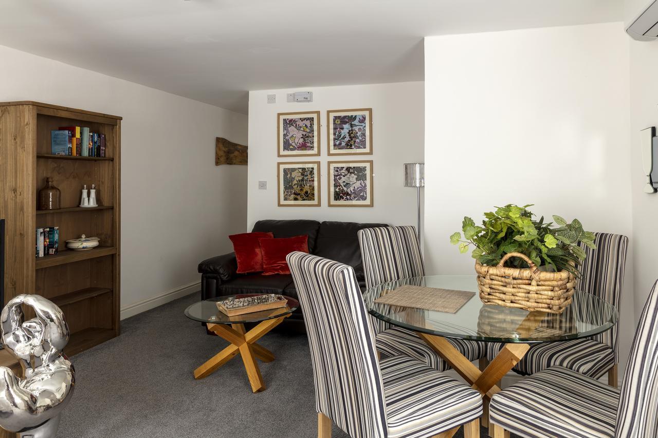 River Court Apartments Lets CBG Екстериор снимка