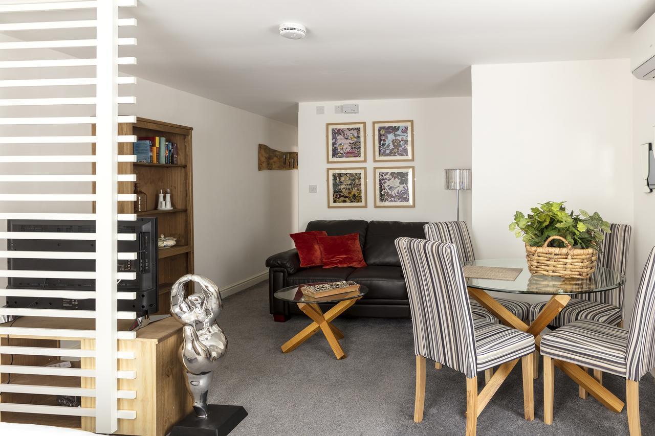 River Court Apartments Lets CBG Екстериор снимка