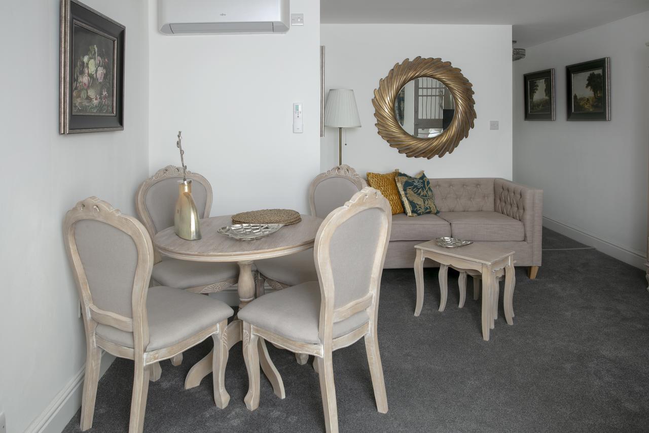 River Court Apartments Lets CBG Екстериор снимка