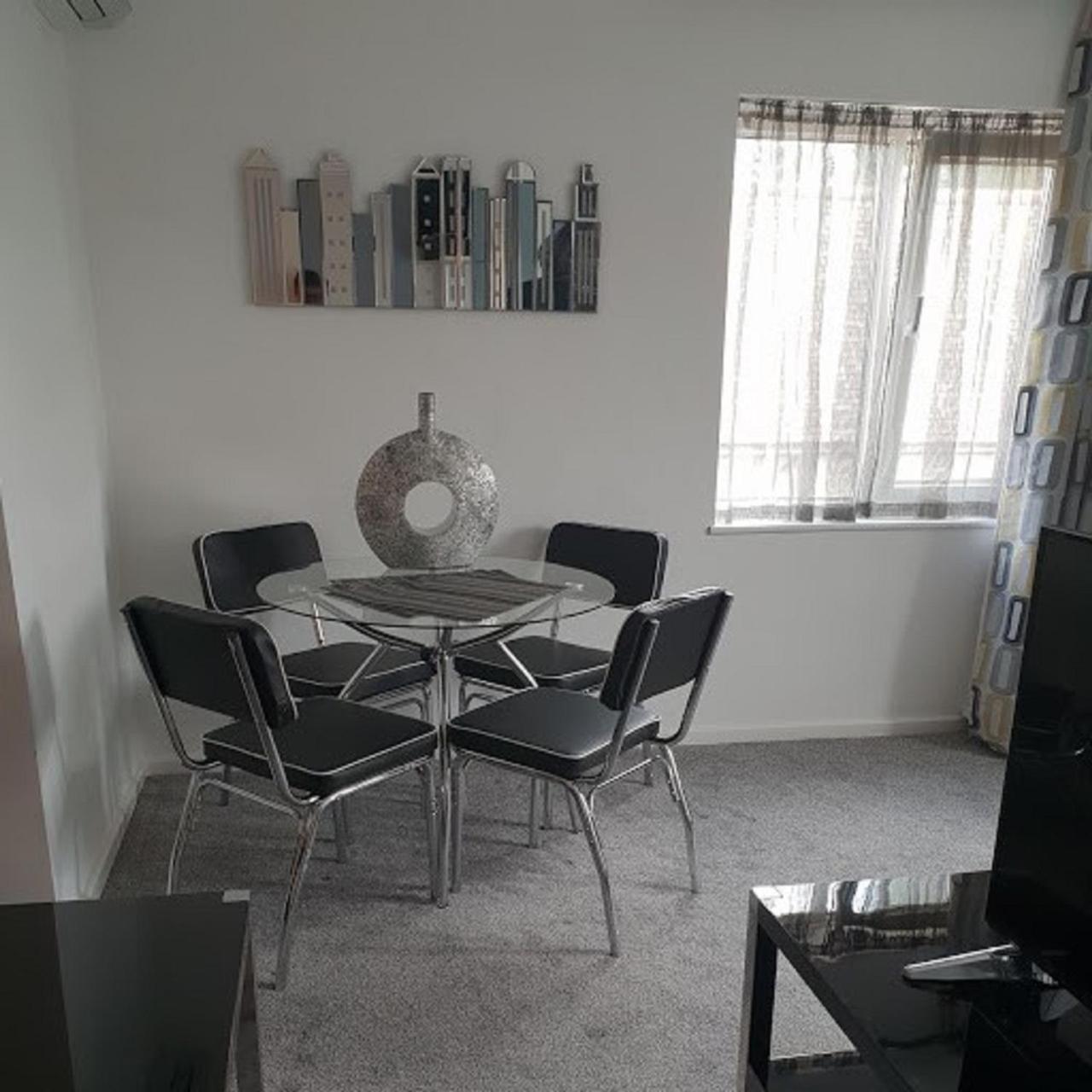 River Court Apartments Lets CBG Екстериор снимка