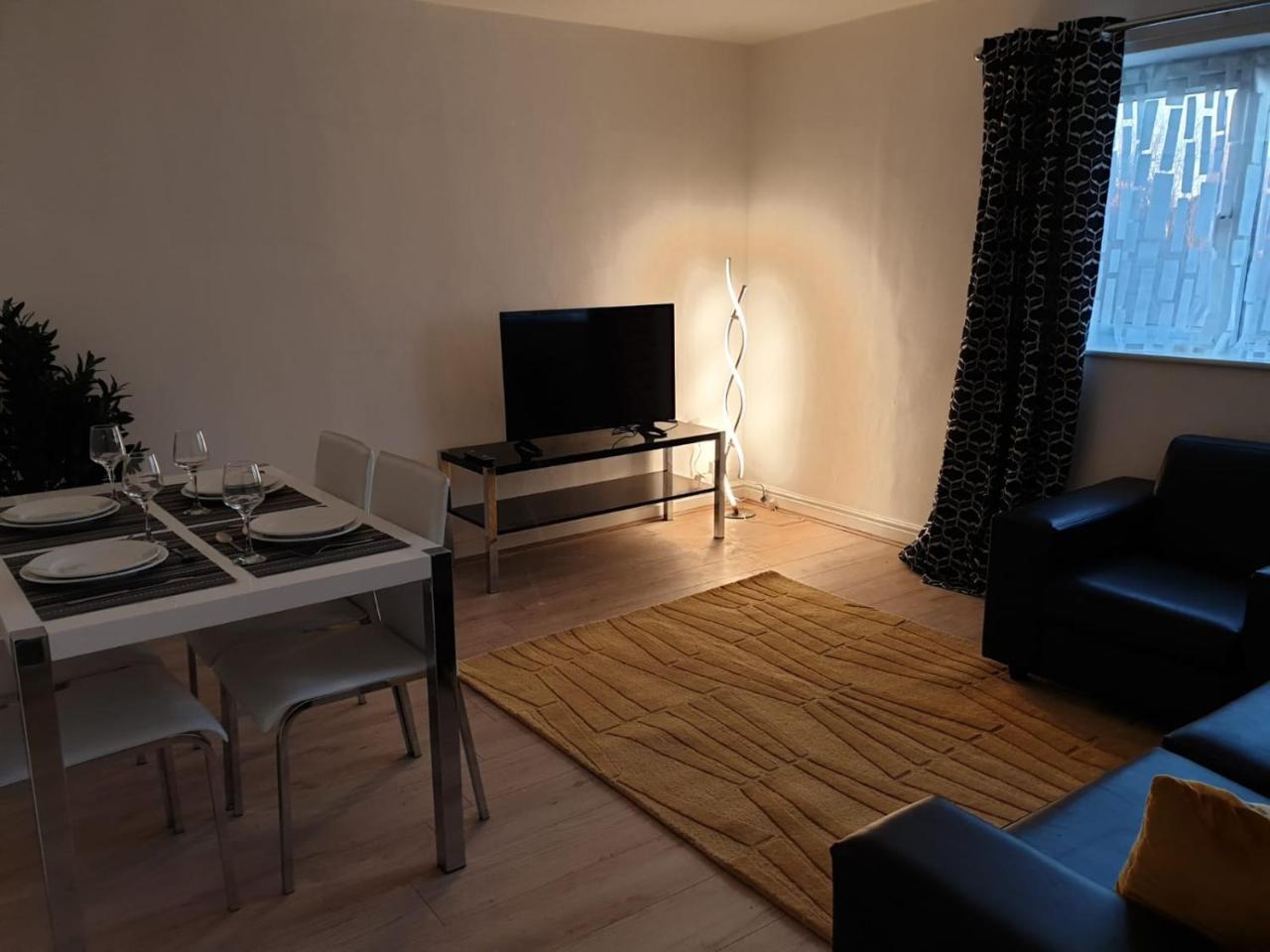 River Court Apartments Lets CBG Екстериор снимка